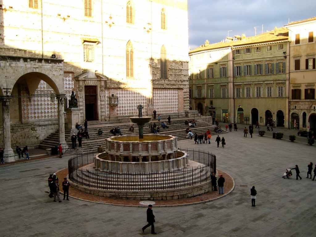 Perugia, capoluogo dell’Umbria, è una città antica e maestosa